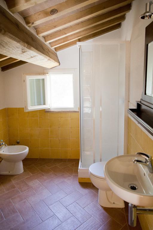 Agriturismo L'Isola Crespina Стая снимка
